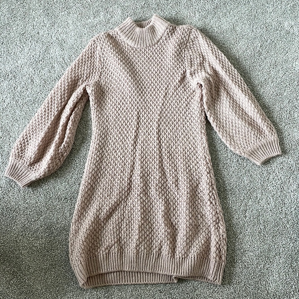 Francescas mauve pink/nude sweater dress with small turtle neck and puff sleeves